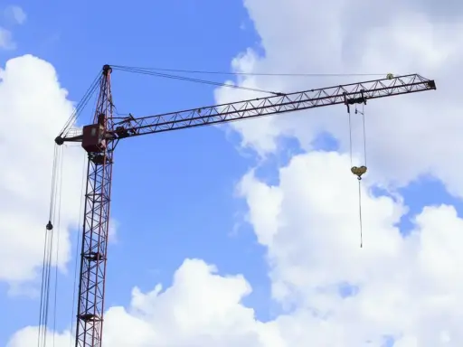 Żuraw a dźwig: Czy wiesz, czym się różnią? Sprawdź teraz!
